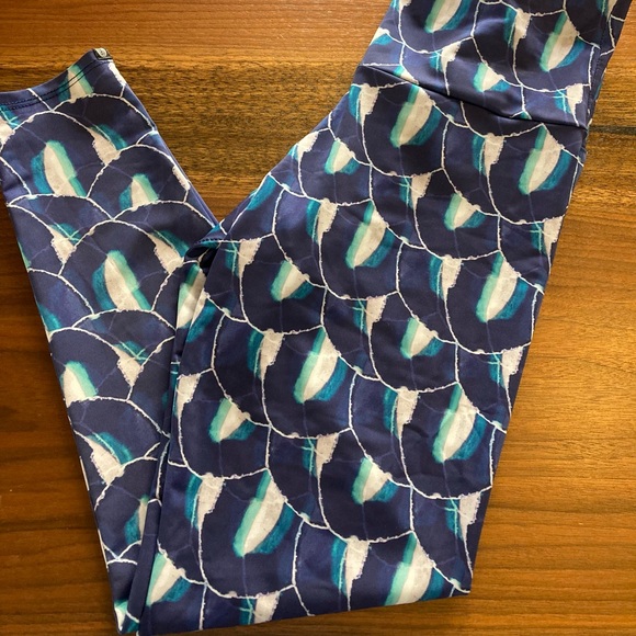 ONZIE flow high rise midi blue design leggings. Size S/M - Picture 2 of 3